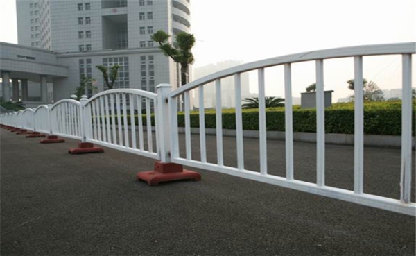 中央分隔公路護(hù)欄